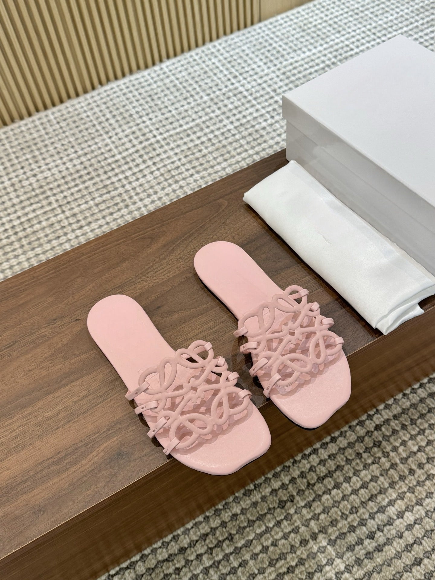 Women's new fashion Joker hollow design thin bottom flat slippers sandals