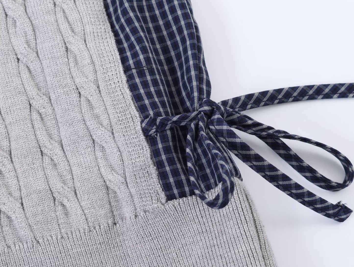 Women's contrasting spliced twisted checkered knit sweater
